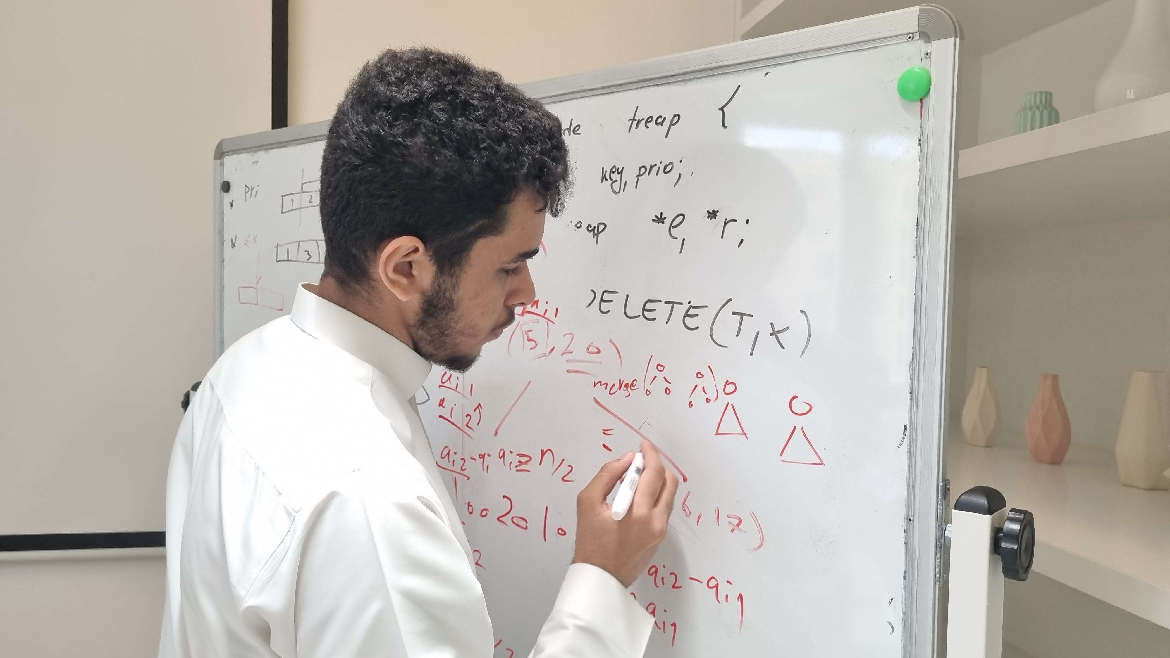 طلاب يشاركون في مسابقة برمجية